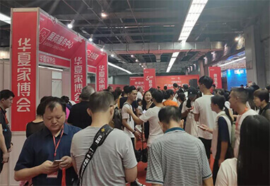 嘉定家博会现场人流如织